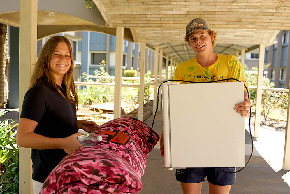 Students moving in to college
