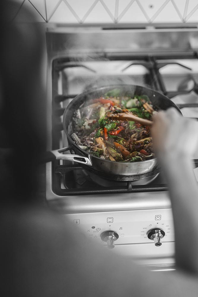Cooking a stirfry on gas stove - with colour